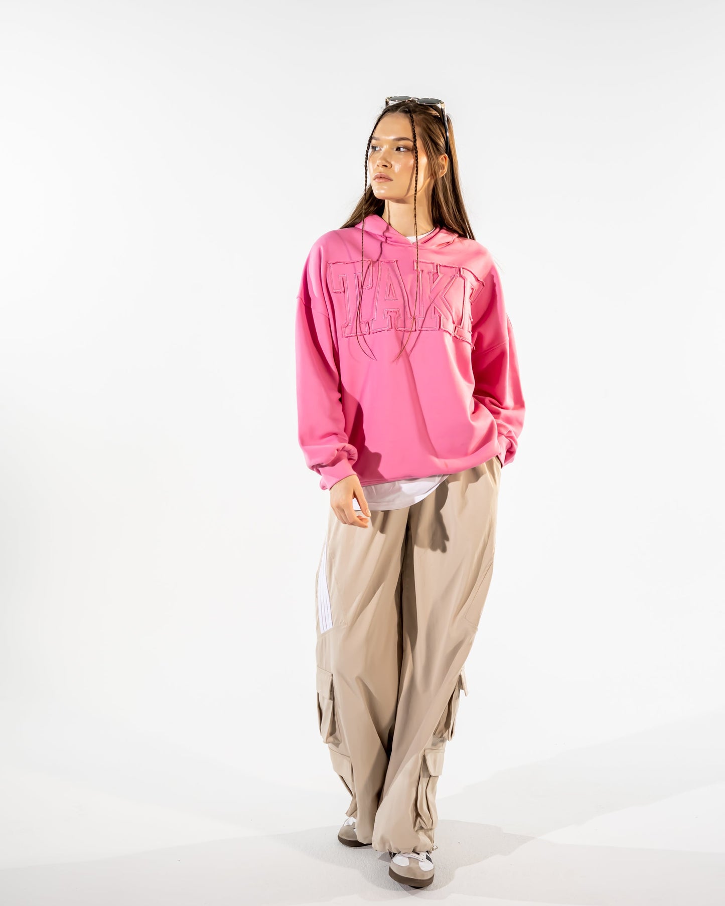 PROMINENT EMBROIDERY HOODIE -FOSHIA